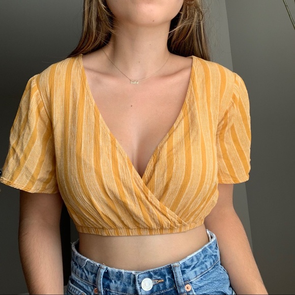 YELLOW TOP 💛 - Picture 2 of 3